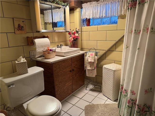2122 Elizabeth Ct, Export, PA 15632 - full bath featuring tile walls, toilet, vanity, and tile patterned floors