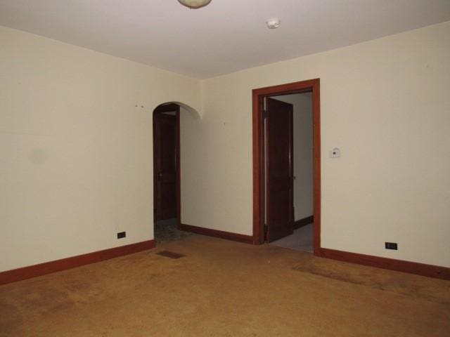 619 W Race St, Somerset Boro, PA 15501 - empty room featuring arched walkways, carpet flooring, and baseboards