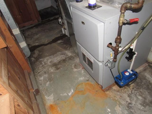 619 W Race St, Somerset Boro, PA 15501 - utilities featuring heating unit