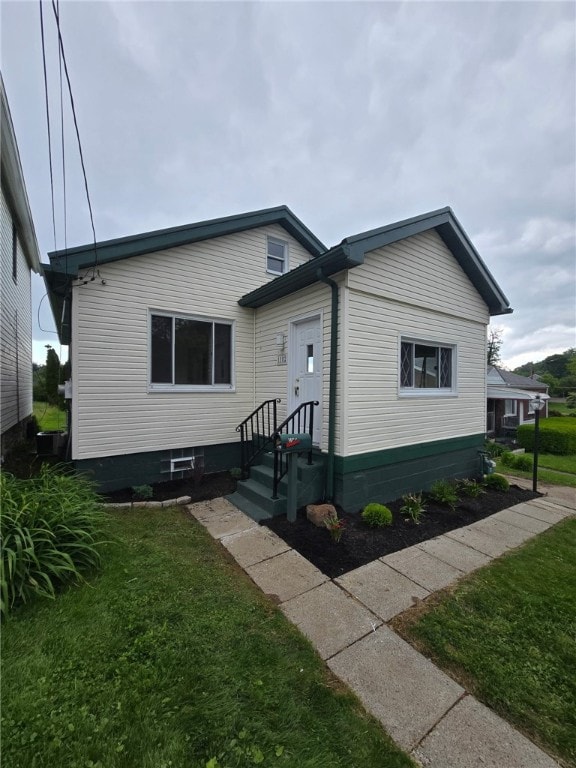 1102 Vermont Ave, White Oak, PA 15131 - view of front of home featuring a front lawn