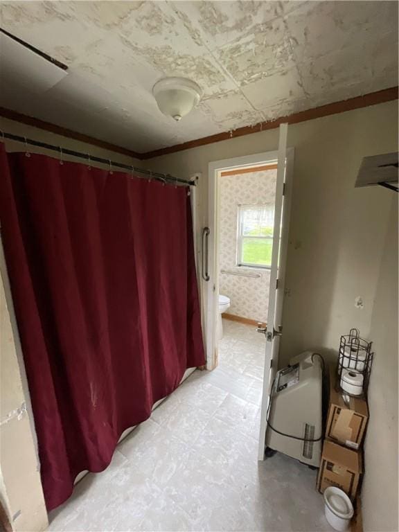 1001 Wible Run Rd, Shaler, PA 15209 - bathroom featuring toilet, a shower with curtain, and crown molding