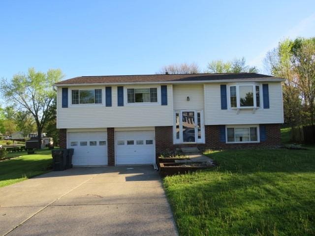 903 Fox Run Cir, Cranberry Twp, PA 16066 - raised ranch with a garage, brick siding, concrete driveway, and a front lawn