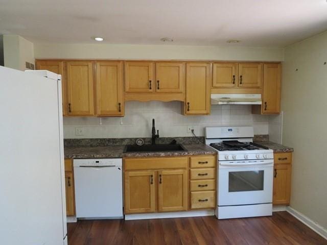 903 Fox Run Cir, Cranberry Twp, PA 16066 - kitchen with white appliances, under cabinet range hood, a sink, dark wood-type flooring, and recessed lighting