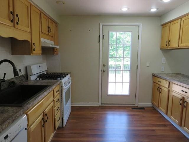 903 Fox Run Cir, Cranberry Twp, PA 16066 - kitchen featuring white appliances, under cabinet range hood, dark wood finished floors, a sink, and baseboards