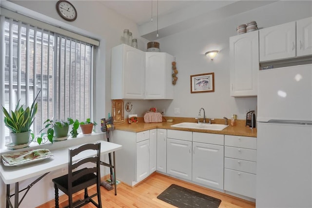 226-228 S Washington St Unit 226, City Of But Se, PA 16001 - kitchen with freestanding refrigerator, a sink, white cabinets, light wood-style floors, and light countertops