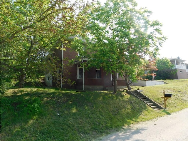 137 Limerick Rd, Sewickley Twp, PA 15637 - view of side of property featuring a yard