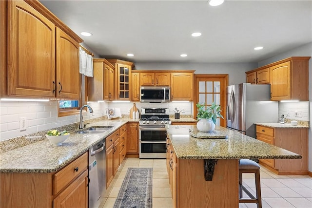 807 Rembrandt Cir, Hempfield Twp Wml, PA 15642 - kitchen featuring stainless steel appliances, a sink, decorative backsplash, a center island, and a breakfast bar