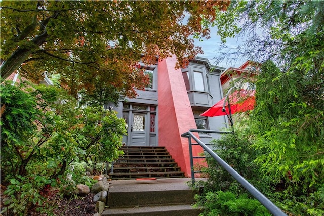 6542 Dalzell Pl, Squirrel Hill, PA 15217 - view of front of house featuring stucco siding