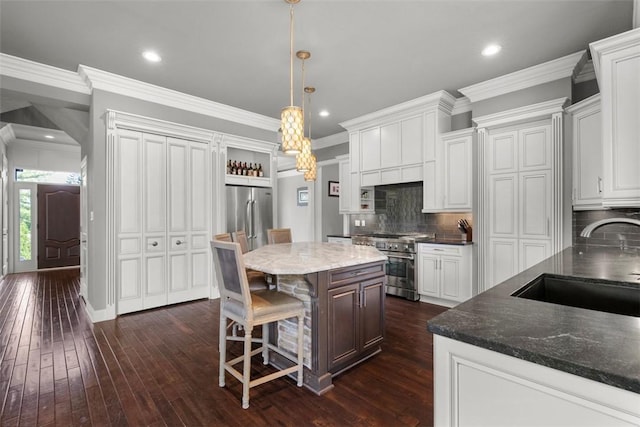301 Chinquapin Ln, Marshall, PA 15090 - kitchen featuring appliances with stainless steel finishes, a sink, a kitchen island, dark wood-style flooring, and recessed lighting