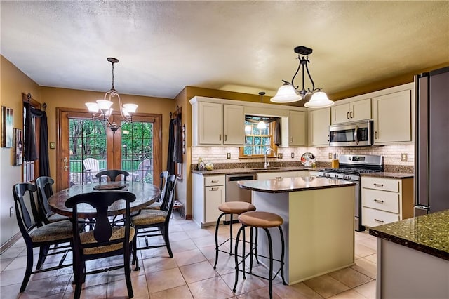 510 Fair Vista Ct, Pine Twp Nal, PA 15090 - kitchen featuring stainless steel appliances, plenty of natural light, a chandelier, tasteful backsplash, and a textured ceiling