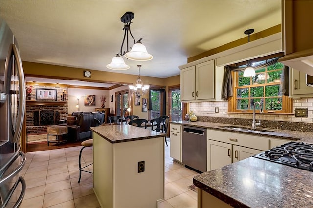 510 Fair Vista Ct, Pine Twp Nal, PA 15090 - kitchen featuring stainless steel appliances, a sink, a chandelier, a center island, and tasteful backsplash