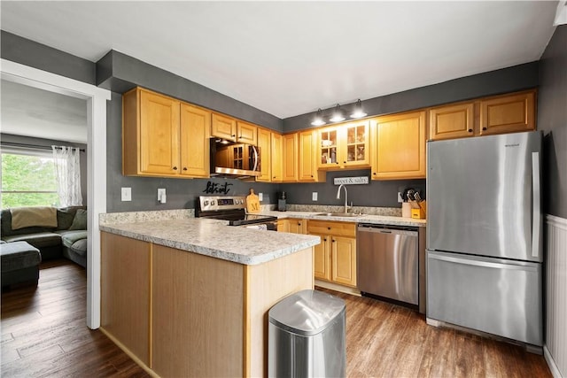 25 Rolling Rd, Cranberry Twp, PA 16066 - kitchen with stainless steel appliances, a sink, light countertops, wood finished floors, and glass insert cabinets