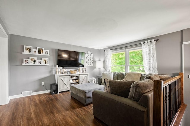 25 Rolling Rd, Cranberry Twp, PA 16066 - living room featuring dark wood-style floors and baseboards