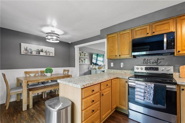 25 Rolling Rd, Cranberry Twp, PA 16066 - kitchen featuring stainless steel range with electric cooktop, light countertops, a wainscoted wall, a peninsula, and dark wood-type flooring