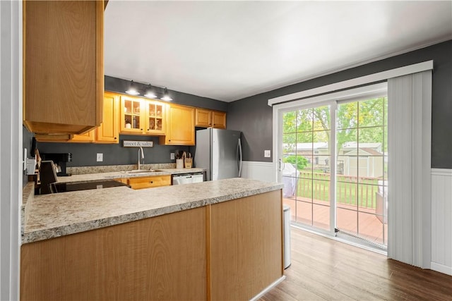 25 Rolling Rd, Cranberry Twp, PA 16066 - kitchen with stainless steel appliances, light countertops, a peninsula, a sink, and wood finished floors