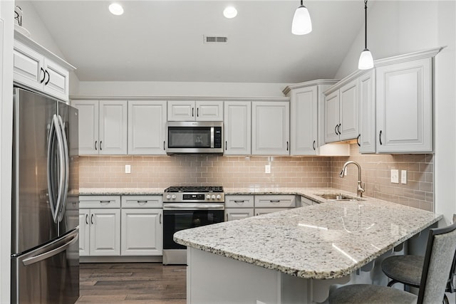 342 Saddlebrook Rd, West Deer, PA 15044 - kitchen featuring stainless steel appliances, a sink, lofted ceiling, a peninsula, and a breakfast bar