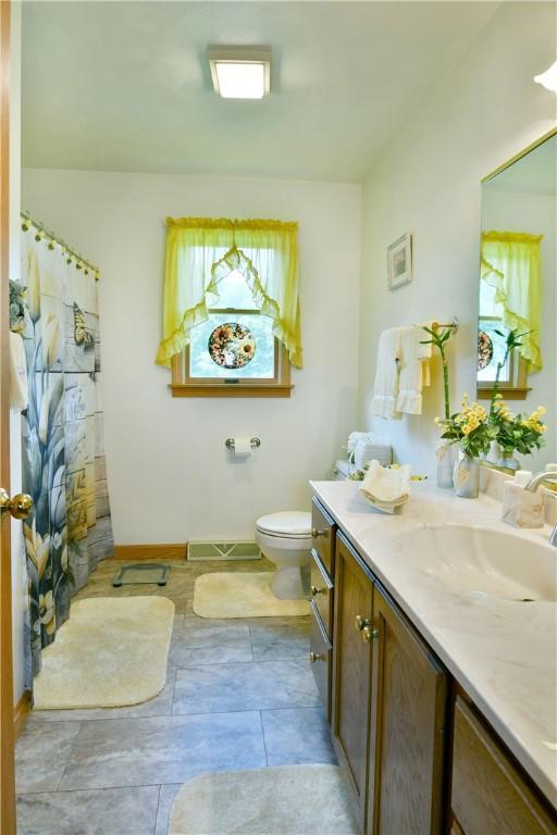 3062 Longview Rd, Hermitage, PA 16148 - full bathroom with vanity, toilet, and curtained shower