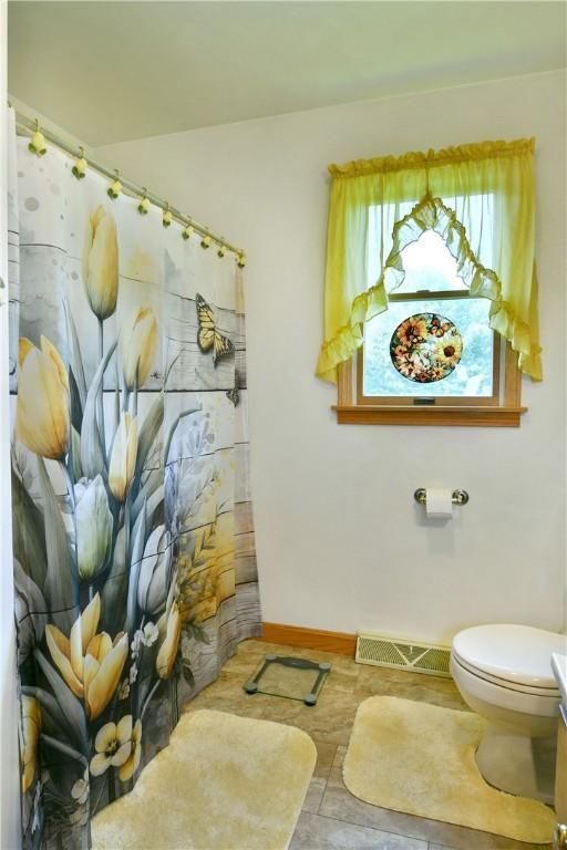 3062 Longview Rd, Hermitage, PA 16148 - full bath with toilet, curtained shower, and baseboards