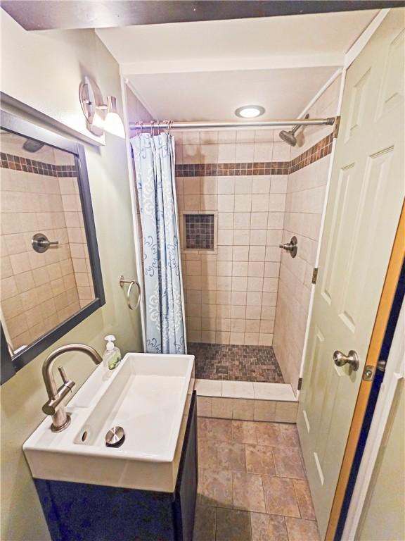 2828 School St, Harmony Twp Bea, PA 15003 - full bath featuring tiled shower, stone finish flooring, and vanity