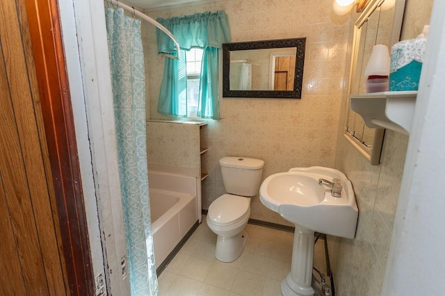 508 Meadow St, North Union Twp, PA 15401 - full bath with toilet, shower / tub combo, and tile walls