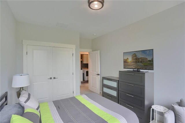 302 Highpointe Dr, Seven Fields Boro, PA 16046 - bedroom featuring a closet and washer / dryer