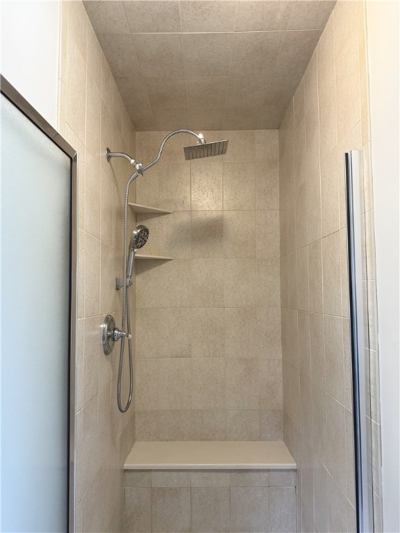 814 Graywyck Dr, Seven Fields Boro, PA 16046 - full bathroom with tiled shower