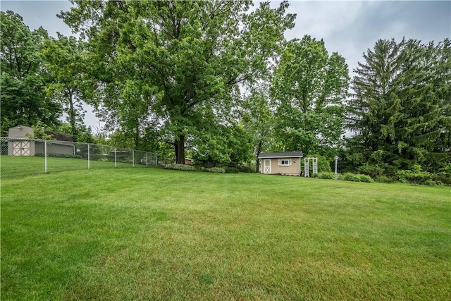 322 Franklin Dr, Peters Twp, PA 15241 - view of yard featuring an outdoor structure
