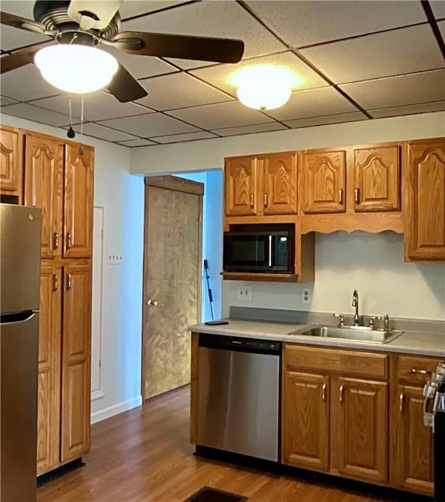 923 Fentzel, Tarentum, PA 15084 - kitchen featuring stainless steel appliances, a sink, a drop ceiling, wood finished floors, and light countertops