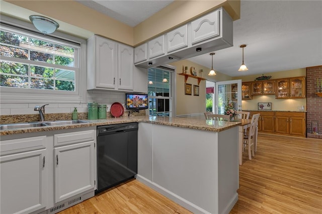 117 Bayberry Ln, Cranberry Twp, PA 16066 - kitchen featuring black dishwasher, a sink, a peninsula, light wood finished floors, and tasteful backsplash