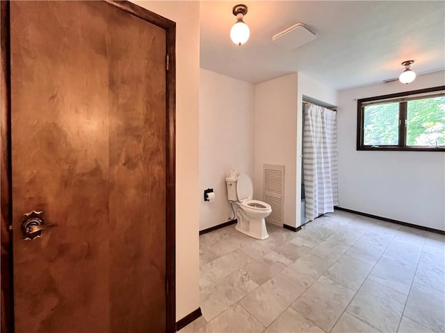 590 N Kings Creek Rd, Pa, PA 15021 - full bathroom featuring toilet, baseboards, and a shower with curtain