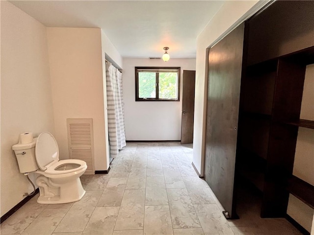 590 N Kings Creek Rd, Pa, PA 15021 - bathroom featuring toilet, baseboards, and curtained shower