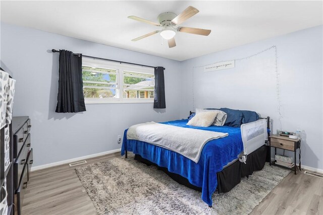 507 Moss Ln, Pymatuning Twp, PA 16125 - bedroom featuring wood finished floors, ceiling fan, and baseboards