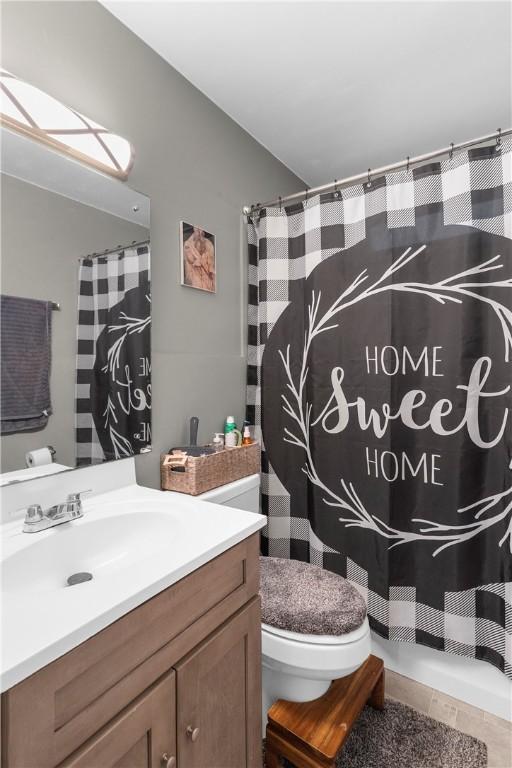 507 Moss Ln, Pymatuning Twp, PA 16125 - bathroom featuring vanity, toilet, a shower with curtain, and tile patterned flooring