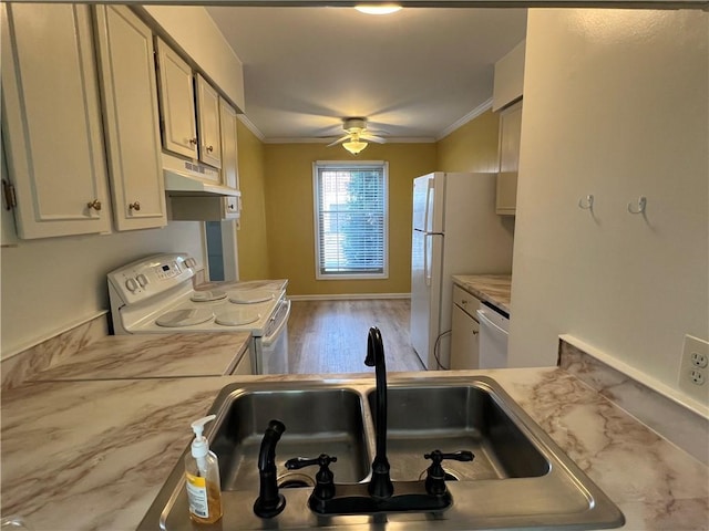 673 Robinwood Dr, Scott Twp Sal, PA 15216 - kitchen with white appliances, under cabinet range hood, a sink, a ceiling fan, and crown molding