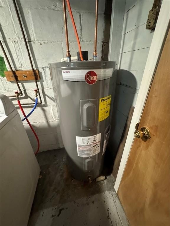 1172 Oak St, Indiana Boro Ind, PA 15701 - utilities featuring electric water heater and washer / clothes dryer