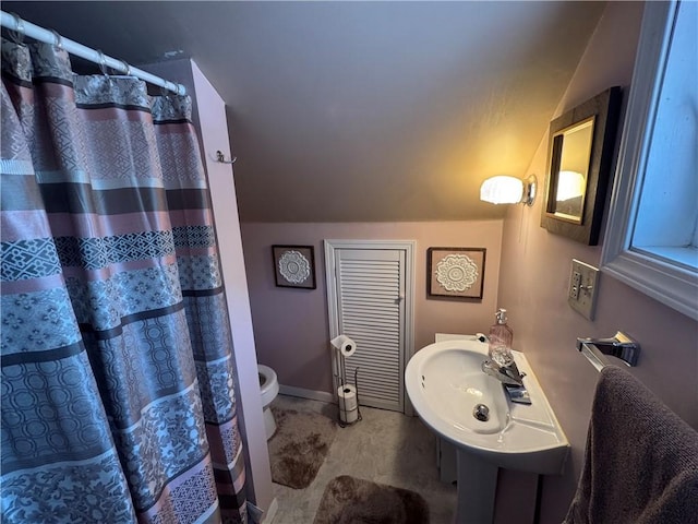 1172 Oak St, Indiana Boro Ind, PA 15701 - full bathroom with vaulted ceiling, toilet, a shower with curtain, and baseboards