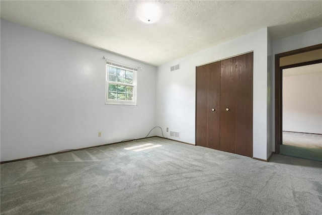 662 Huntington Dr, Cranberry Twp, PA 16066 - unfurnished bedroom featuring carpet floors, a closet, and a textured ceiling