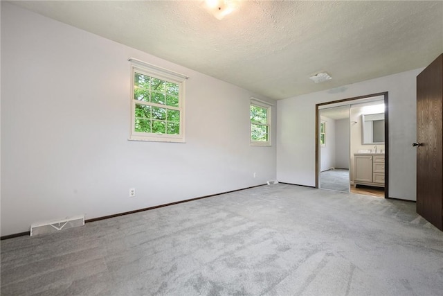662 Huntington Dr, Cranberry Twp, PA 16066 - unfurnished bedroom featuring light carpet, a textured ceiling, and a closet