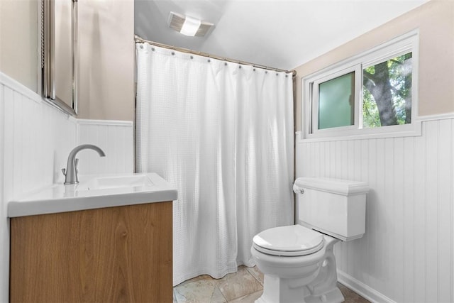 752 Washington, Ross Twp, PA 15229 - full bathroom with wainscoting, toilet, vanity, and a shower with shower curtain