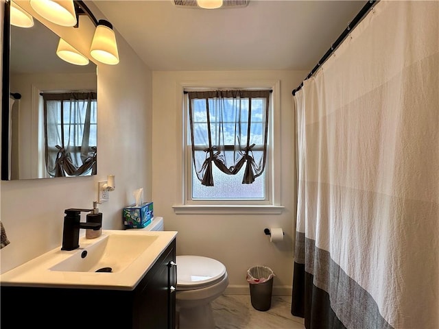 104 Kenneth Ave, Neshannock Twp, PA 16105 - full bathroom featuring vanity, toilet, baseboards, and a shower with curtain