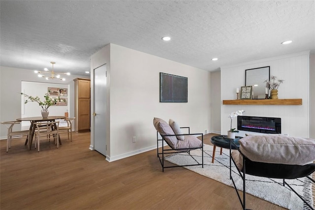 507 Edgehill Dr, Richland, PA 15044 - living room with wood finished floors, a textured ceiling, a chandelier, baseboards, and recessed lighting