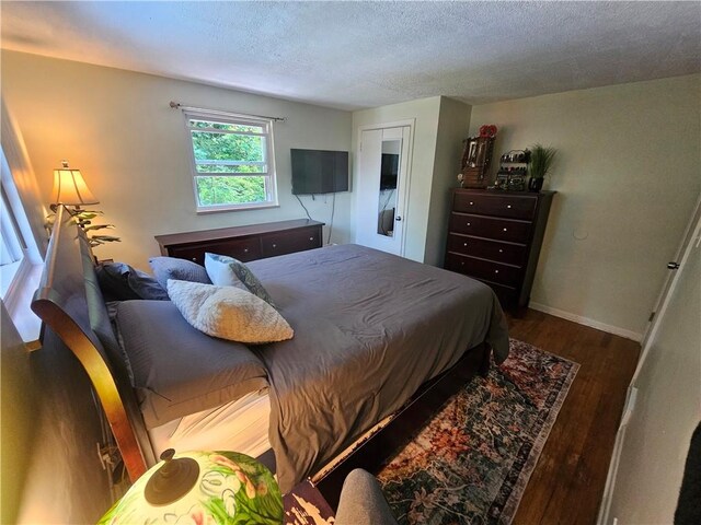 1099 Vine St, Coraopolis, PA 15108 - bedroom featuring wood finished floors, baseboards, and a textured ceiling