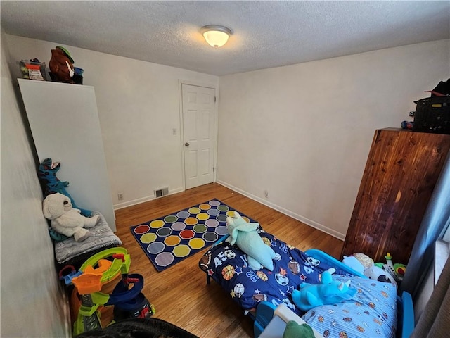 1099 Vine St, Coraopolis, PA 15108 - playroom featuring wood finished floors, a textured ceiling, and baseboards