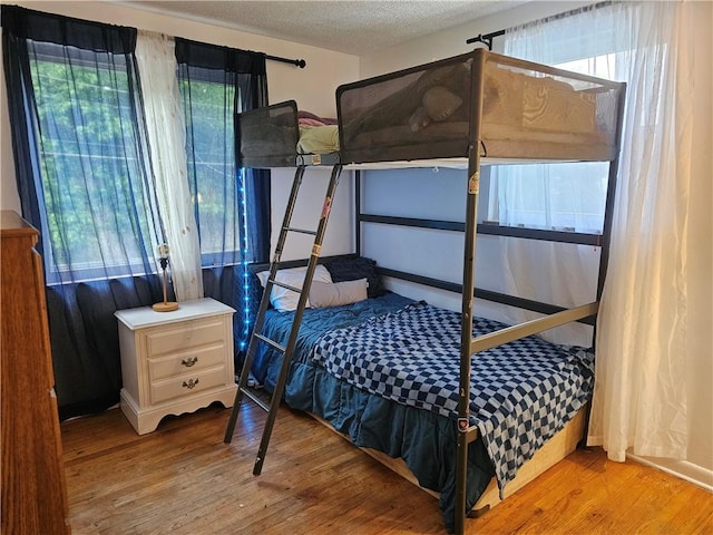 1099 Vine St, Coraopolis, PA 15108 - bedroom featuring wood finished floors and a textured ceiling