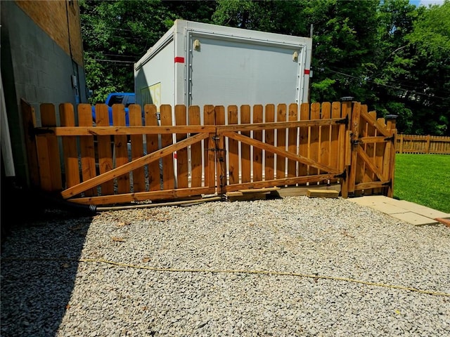 1099 Vine St, Coraopolis, PA 15108 - view of gate