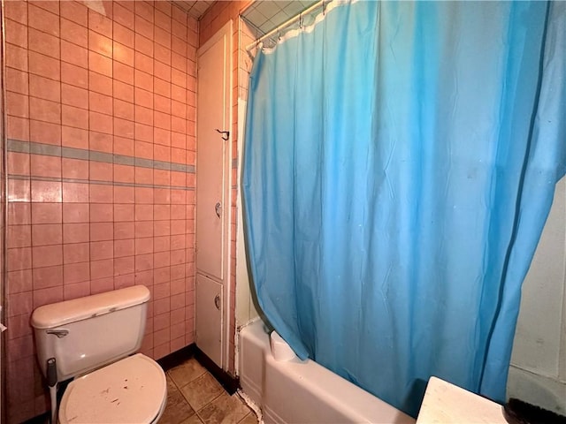 1910 Hamilton St, New Castle/1St, PA 16101 - full bathroom featuring tile walls, shower / bath combo, toilet, and tile patterned flooring