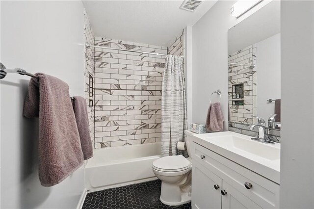 923 Arberdeen Dr, Hempfield Twp Wml, PA 15601 - bathroom featuring toilet, vanity, and shower / tub combo with curtain