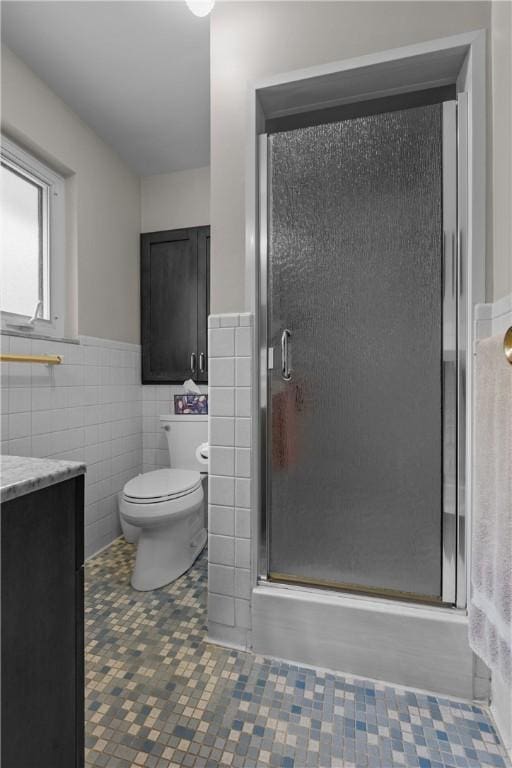 157 Kings Dale Rd, Churchill Boro, PA 15221 - bathroom featuring toilet, an enclosed shower, tile walls, wainscoting, and vanity