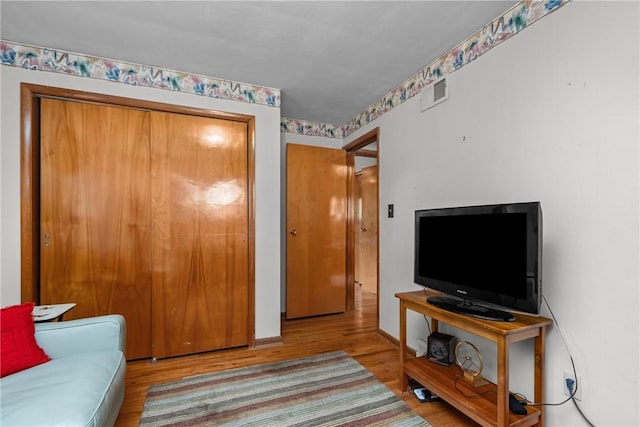 157 Kings Dale Rd, Churchill Boro, PA 15221 - living area with wood finished floors