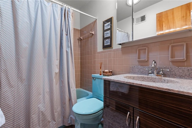 157 Kings Dale Rd, Churchill Boro, PA 15221 - full bathroom featuring toilet, vanity, shower / bath combo with shower curtain, tile walls, and backsplash